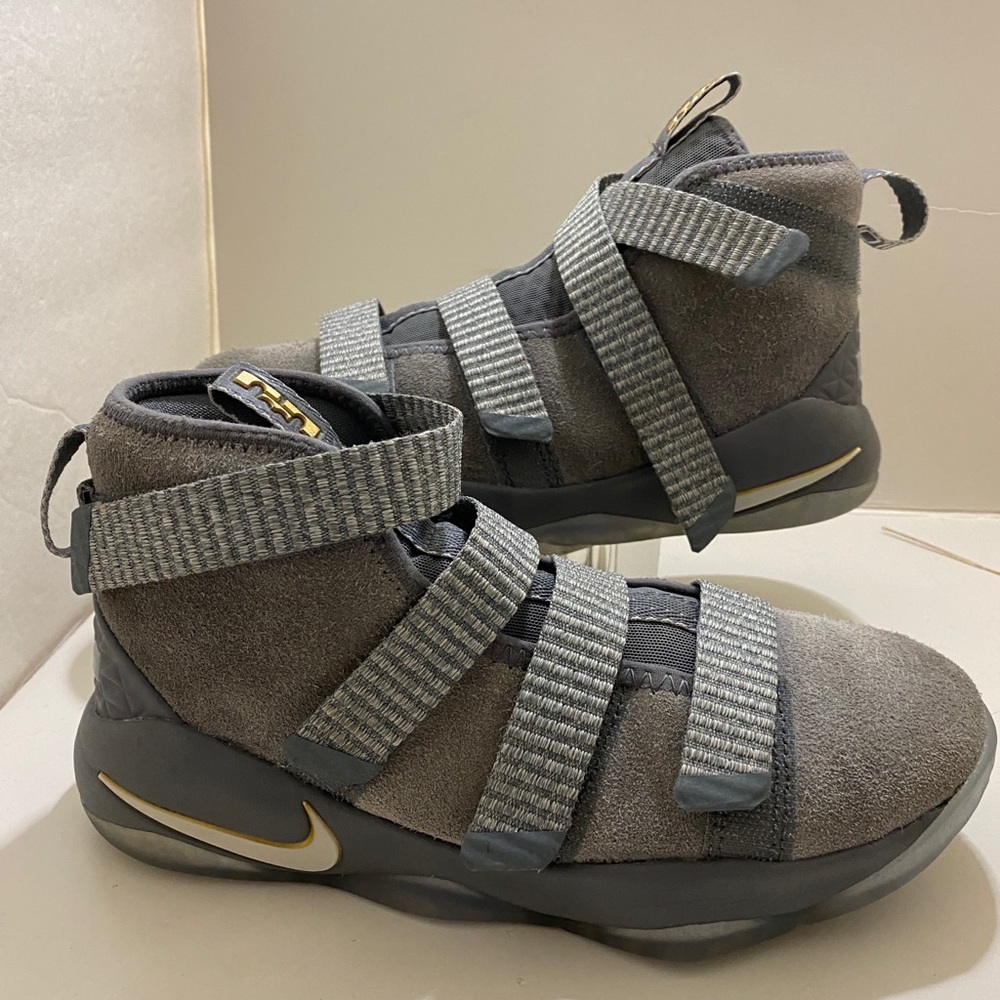 Nike lebron James sneakers